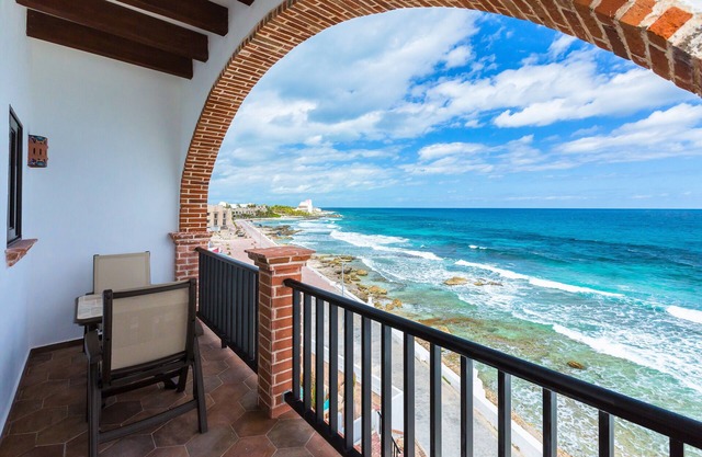 Oceanside Villa "Tampico" with a/c pool in centro 5 min stroll to beach