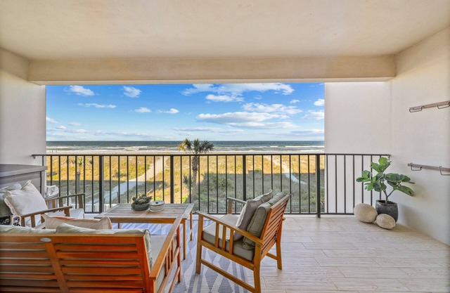 Oceanview Balcony! The Beach is your backyard!