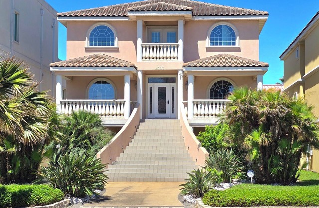 Oceanview Castle-50% off! Direct-to-Beach, 4300sqft, 6 Bdrms w/6 ensuite baths!