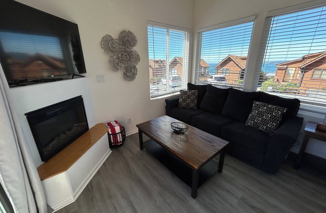 Oceanview Cabin 22 with Private Jacuzzi and Stocked Kitchen (Private Beach Owned by White Rock Resort)