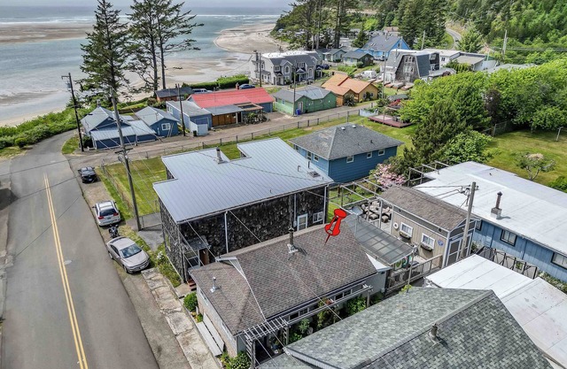 Oceanview Cottage with Hot Tub, Deck, BBQ, Steps to the Beach