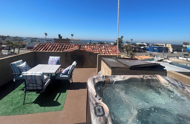 Oceanview Rooftop Beach House with Jacuzzi