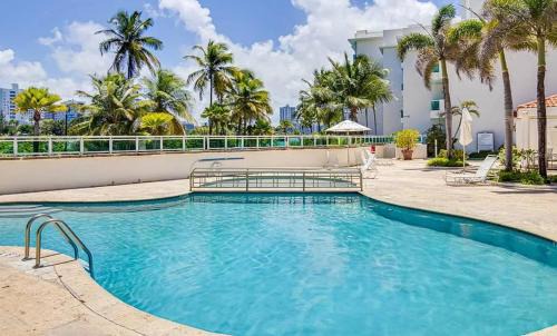 Oceanview Sub Penthouse, Walk to Beach & Pool