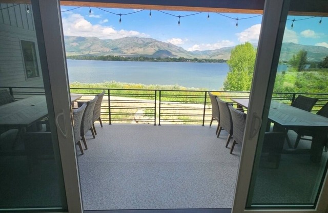 ♥️ of Huntsville/Brand new large home on lake/Minutes from Snow Basin/Hot tub
