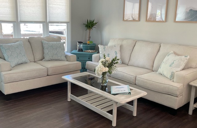 Off The Hook-renovated dog friendly listing!