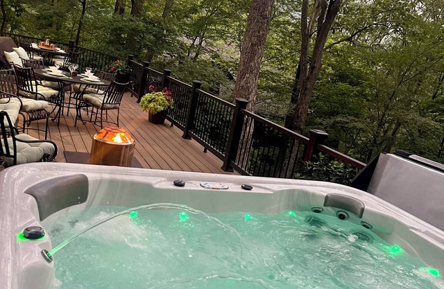Oh Deer NEW LUXURY-renovated, hot tub/sauna, views