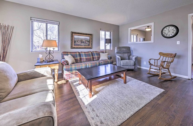 Olathe Retreat w/Deck, Near 1-35 and Santa Fe
