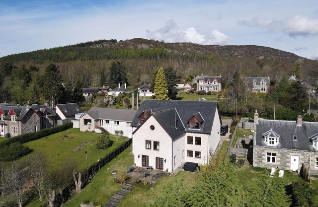 OLD DISTILLERY LODGE, pet friendly, with hot tub in Kingussie