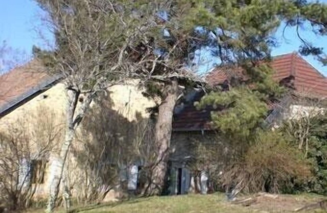 Old farm from Jura with individual entrance, for 5 persons. Quiet shaded village