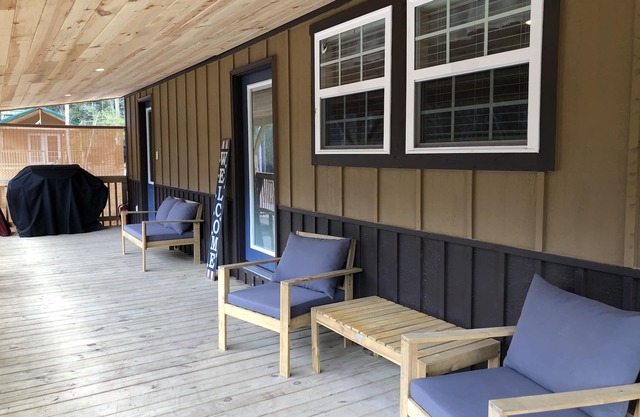 Old Glory Getaway-Cozy 2 bedroom cabin just 5 miles from Cumberland Falls!