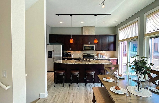 Old Market Townhome w/2 King Suites+Garage+View