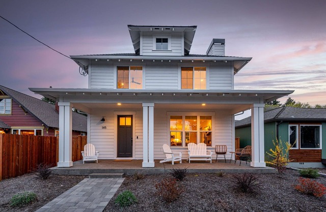 Old Mill Villa: Guesthouse, Salt Hot Tub, Sauna, Steps to Old Mill