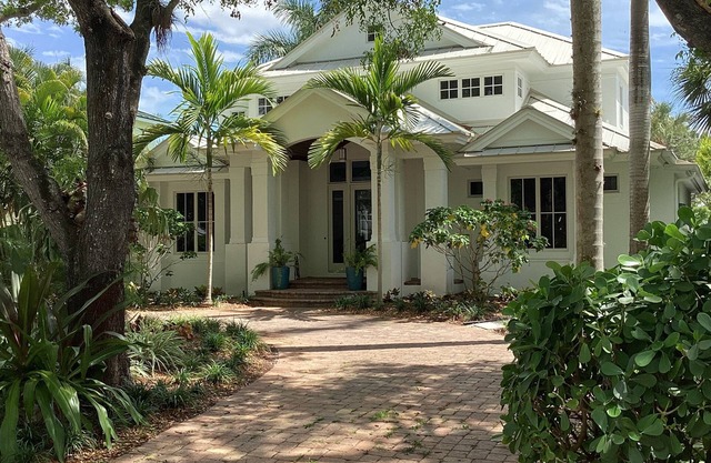 Old Naples House 1 1/2 Blocks to Beach on 2nd Ave N