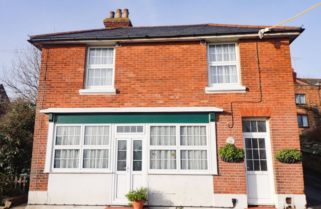 OLD POST OFFICE, pet friendly, character holiday cottage in Hamstreet