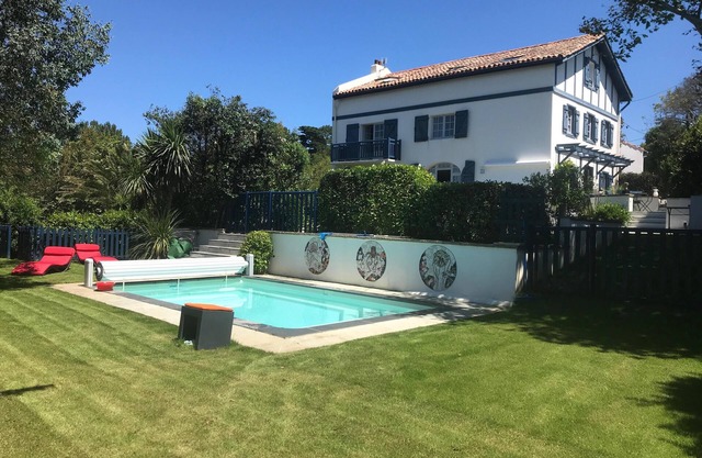 Old renovated Basque house, 200 m away from Cénitz Beach, with a view of the sea