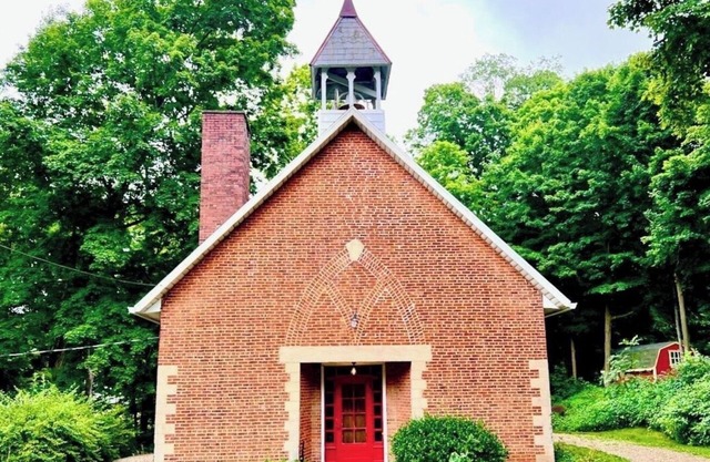 Old School 7 - Charming 2-bedroom historic home in welcoming Mansfield