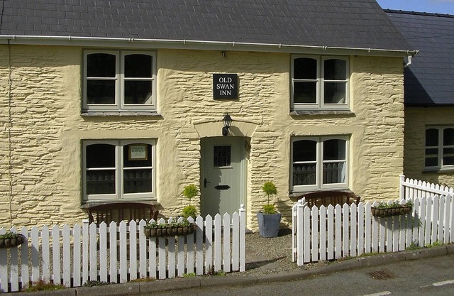 OLD SWAN INN - Delightful cottage with panoramic views of Pembrokeshire Hills