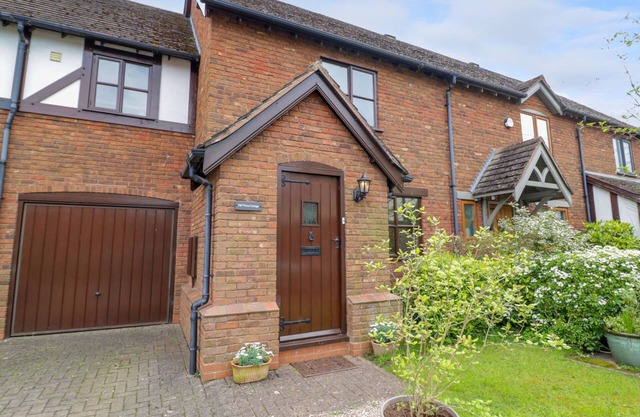 OLD TOWN COTTAGE, pet friendly, with open fire in Stratford-Upon-Avon