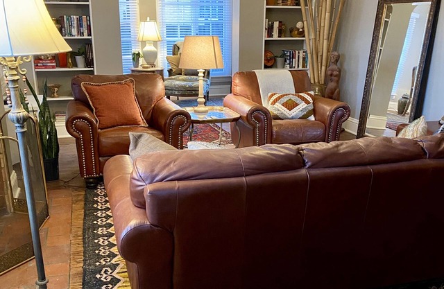 Old World Charm Flat in Upscale Neighborhood