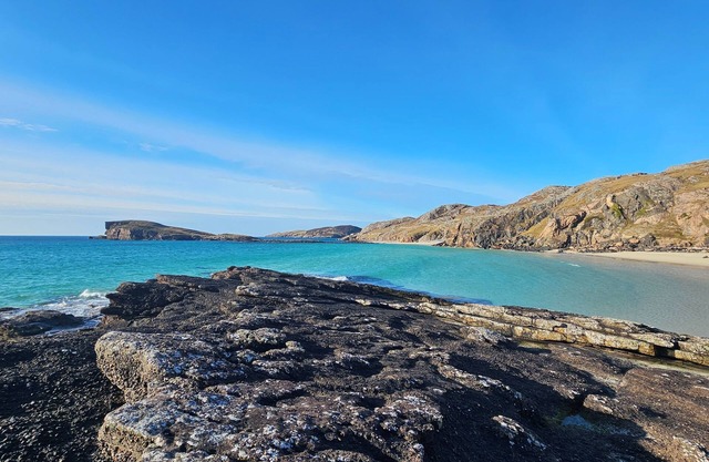 Oldshoremore Croft Cabin 2 minutes walk from the beach.