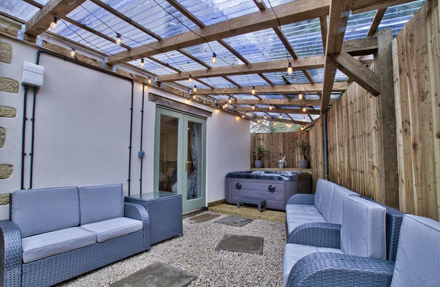 Olive Cottage by Group Retreats - sleeps 11 guests in 5 bedrooms