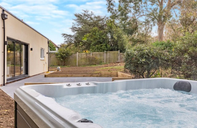 Olive House - Four Bedroom House, Sleeps 8