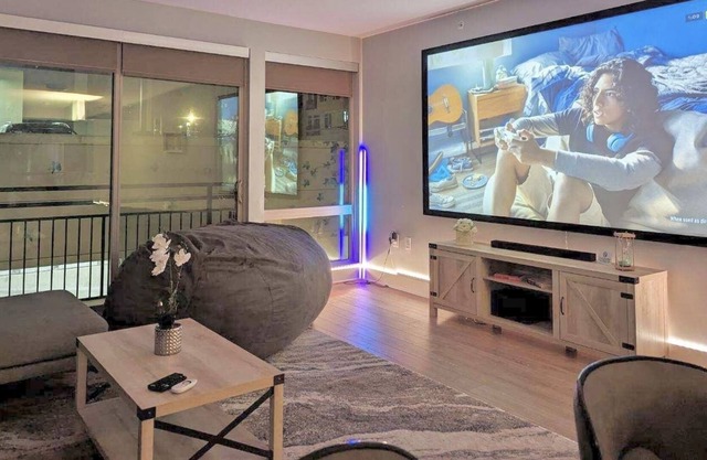 Oliver Capital | Downtown Theatre Suite