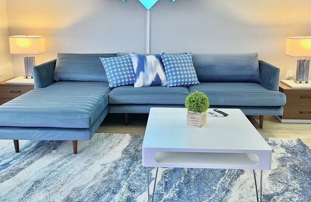 Oliver Capital | Spacious King Bed Downtown