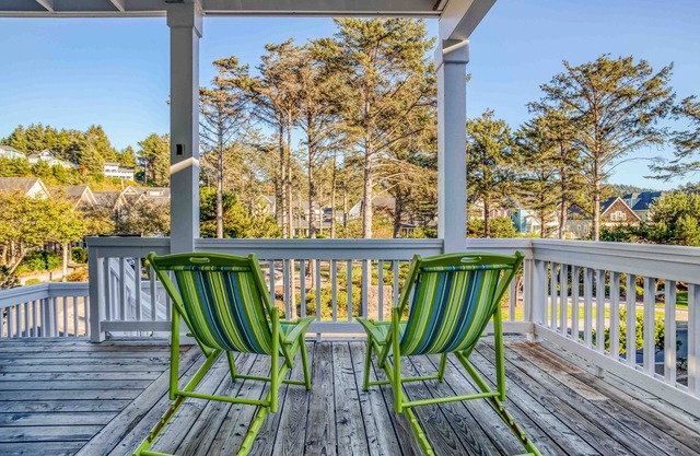 Olivia Beach Craftsman Fully Equipped for Fun, with Two Wrap Decks, Hot Tub!