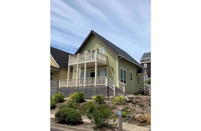Olivia Beach Parkside house with hot tub and short walk to beach
