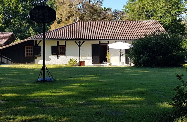 On Airial landais 8000 m², 6 pers. House, 3 bedrooms