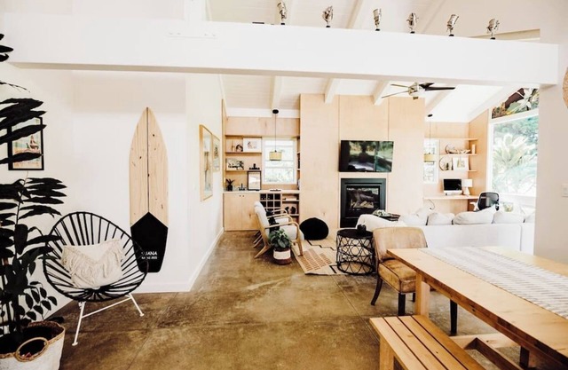 On Golf Course, Cedar Hot Tub, Walk to Beach, Market, Trails! BOHO Modern