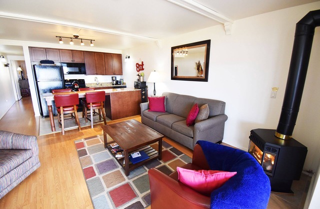 On Lake! Views, Ground Floor, Hot Tub! Walk to Concerts, Marina, Dining