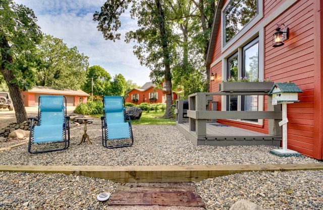 On-Site Trail, Fire Pit Cozy Sauk Centre Retreat!