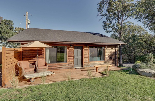 On-Site Winery & Tasting Room: Oregon Bungalow!