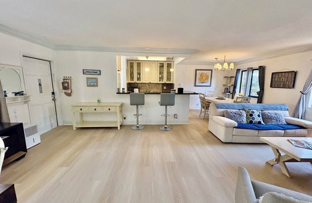 On The Avenue!. Fabulous Location/Spacious