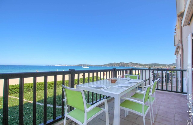 On the beach flat for 4 persons with sea view