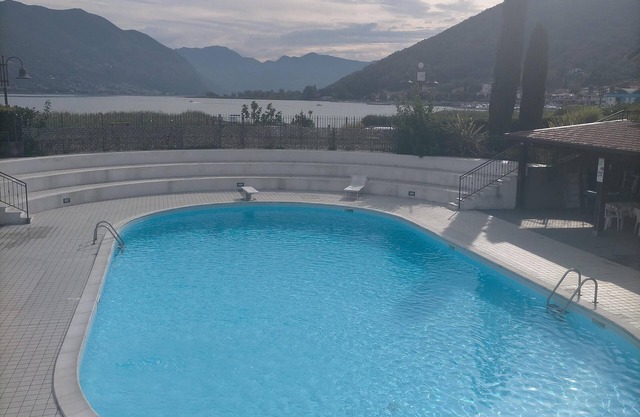 ON THE LAKE IN RESIDENCE WITH ONE-ROOM SWIMMING POOL