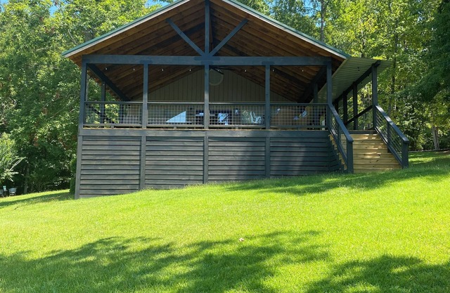 On the lake Moonbranch Hideaway Near restaurants, golf and AU football