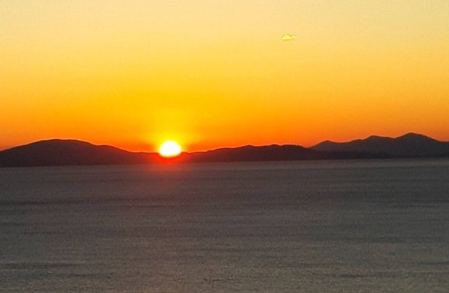 "On the Rocks" - Cycladic beachfront apartment with spectacular views