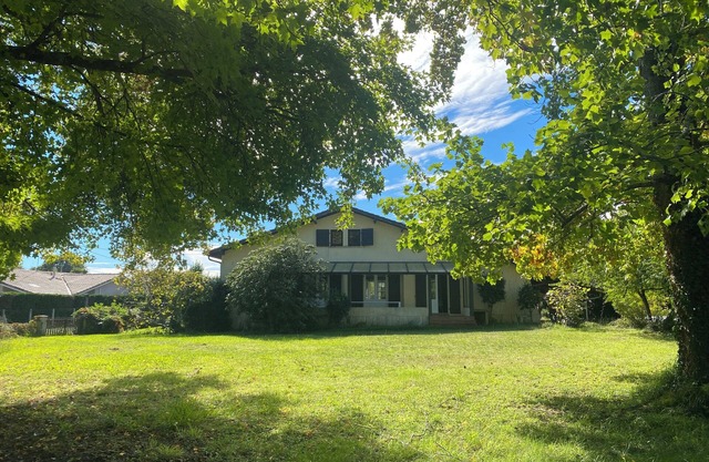 On the shores of Lake Soustons, a large, fully renovated family home in the Landes region.