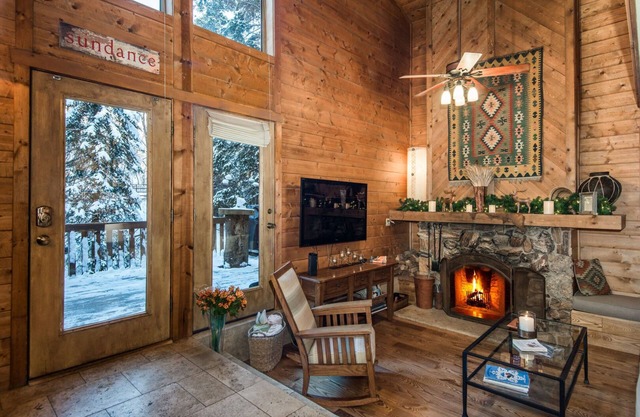 ON THE STREAM- SHORT WALK TO RESORT, HOT TUB, WOOD FIREPLACE. COZY HIDEAWAY