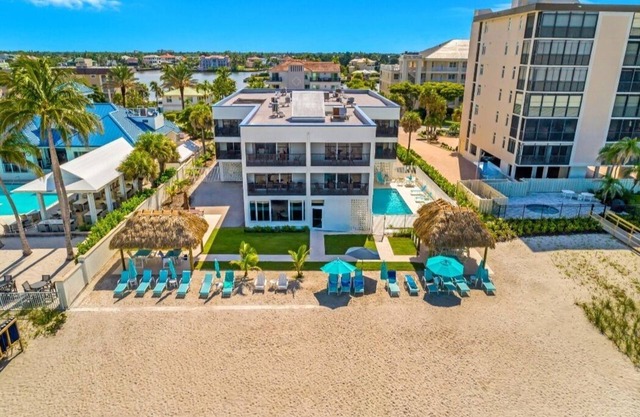 ON VANDERBILT BEACH in Naples! One week rental Oct 25-Nov 1