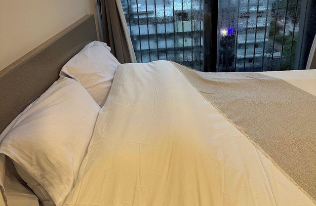 One-bedroom modern apartment with the infinity pool in the heart of Bangkok