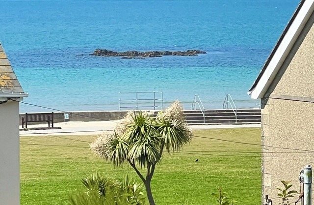 One bedroom 1st floor apartment with balcony and close to the beach and town