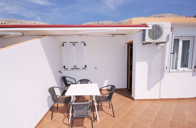 One bedroom apartment with terrace and sea view Metajna, Pag (A-6421-b)