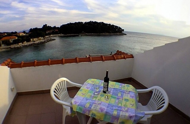One bedroom apartment near beach Prižba, Korčula (A-14385-a)