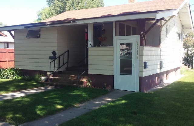 One bedroom apartment, that sleeps up to 2 adults and one child w/a large yard.