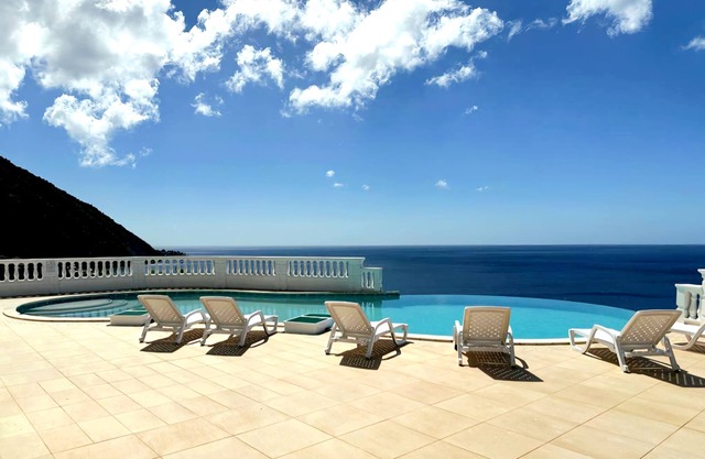 One bedroom apartment with king size bed and a view!