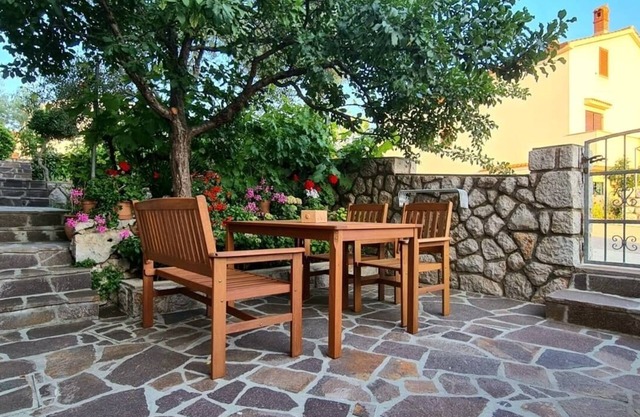One bedroom apartment with terrace Cres (A-7983-a)